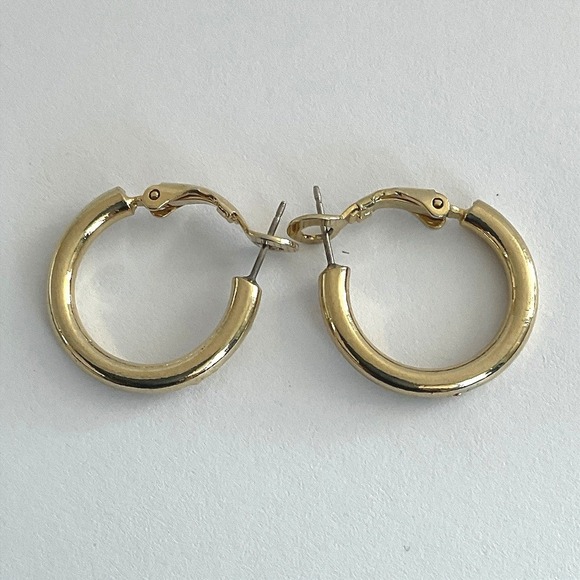 Jewelry - Hoop Earrings Gold Tone Metal Hinged Snap Back Classic Solid Craftsmanship New